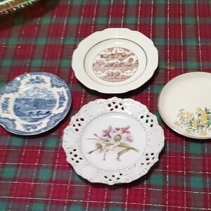 Set Of 4 Decorative Dessert Plates